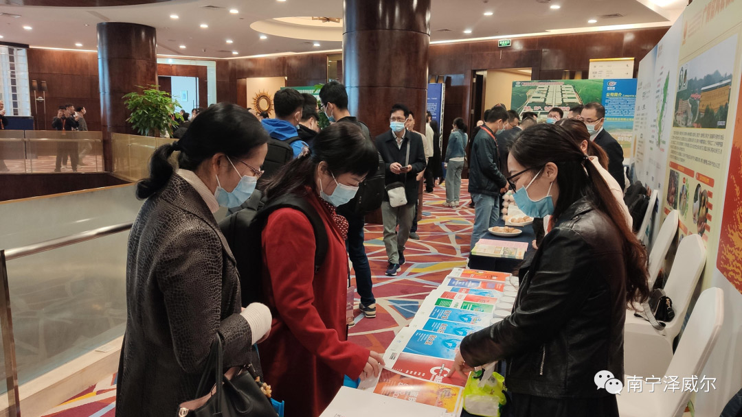 参会人员前来了解蝴蝶传媒黄色网站公司的饲料添加剂